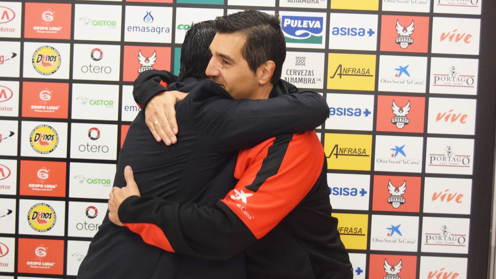 Pablo Pin y Óscar Fernández-Arenas se funden en un abrazo