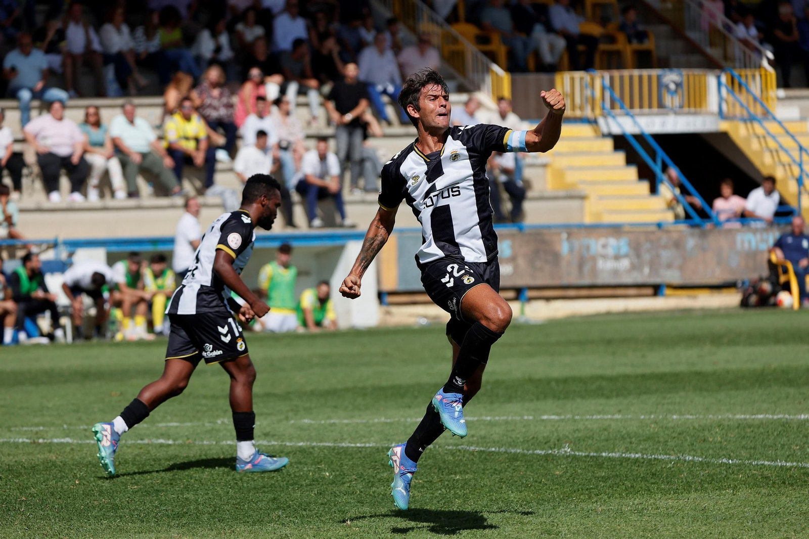 Julio Algar celebra su gol ante el Coria.