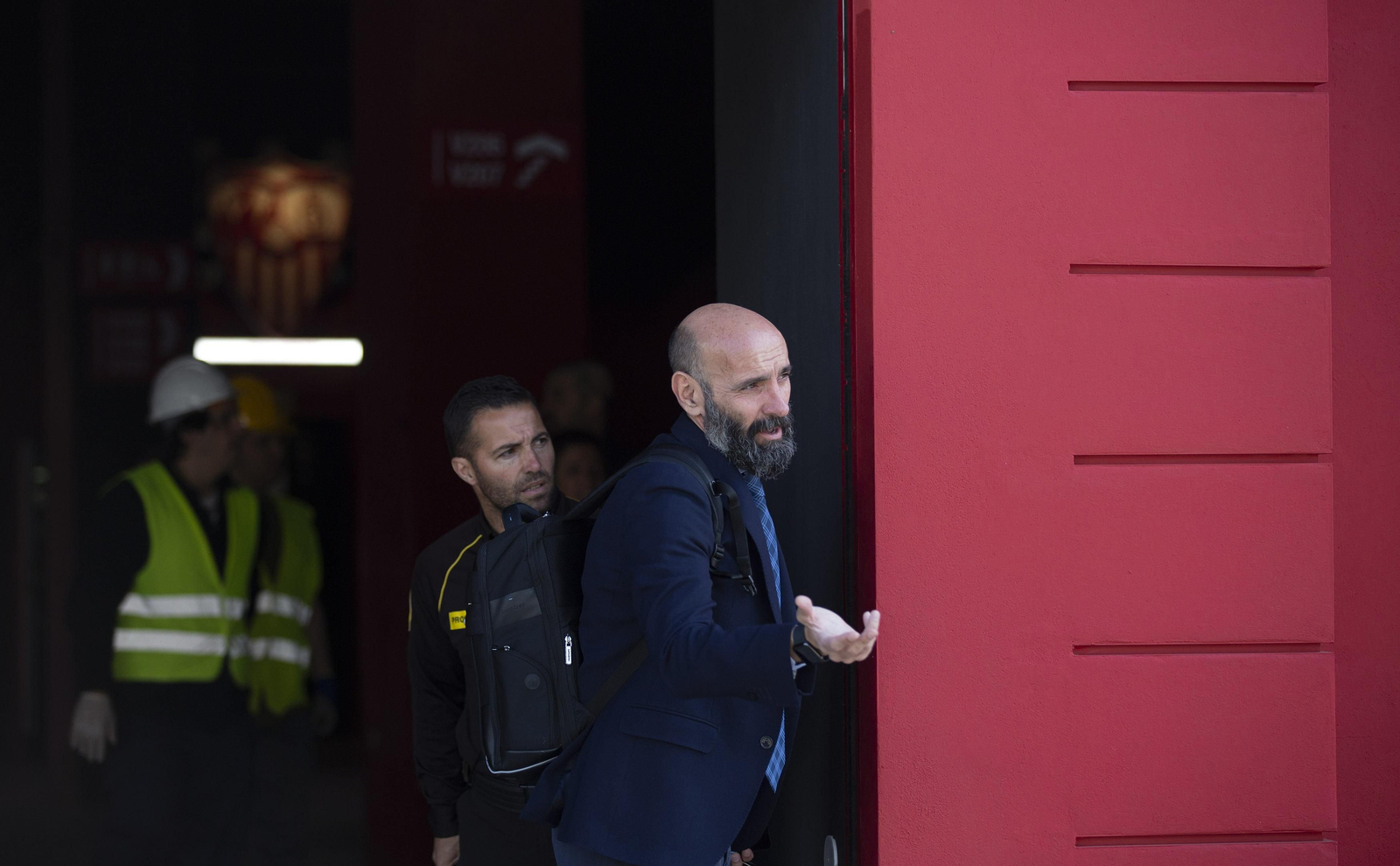 Monchi, atendiendo a la prensa junto al personal de seguridad en el estadio.