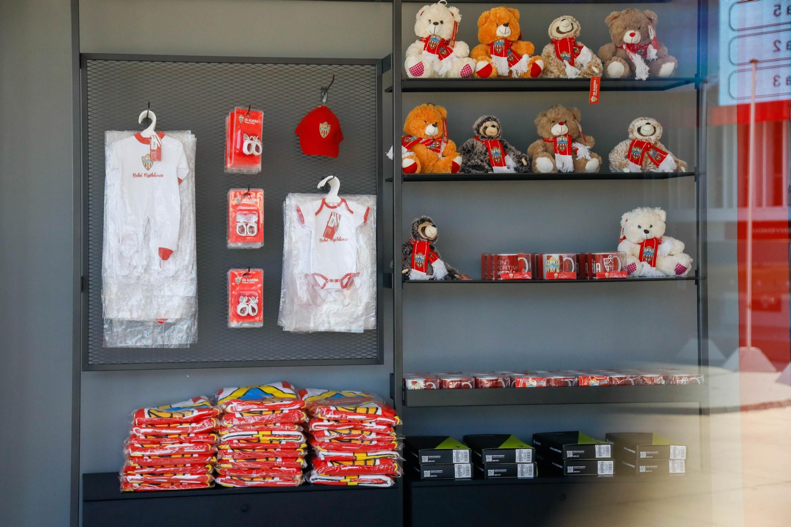 Las imágenes de la campaña de abonos de la UDA y apertura de la tienda del club