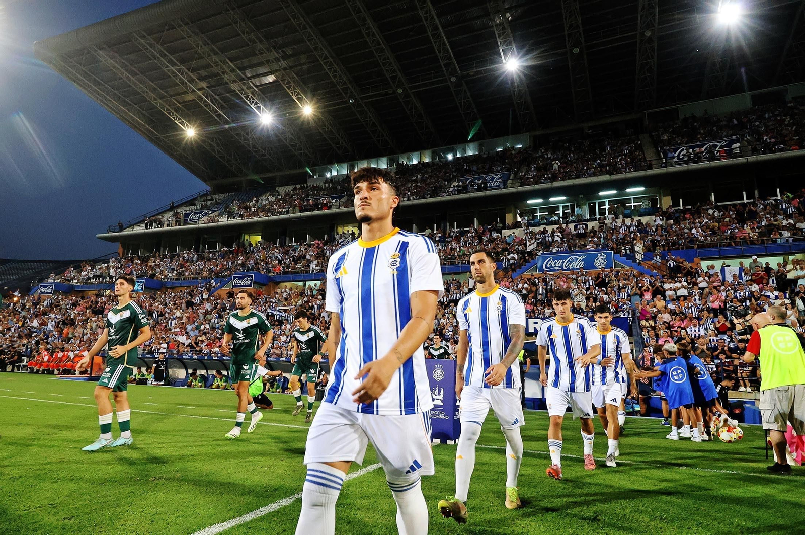 Néstor Senra salta al césped del Nuevo Colombino.