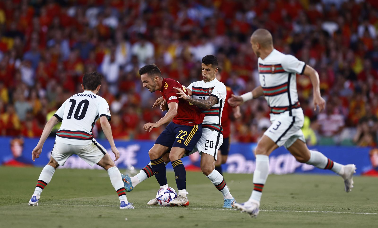 Sarabia, rodeado por tres futbolistas portugueses.