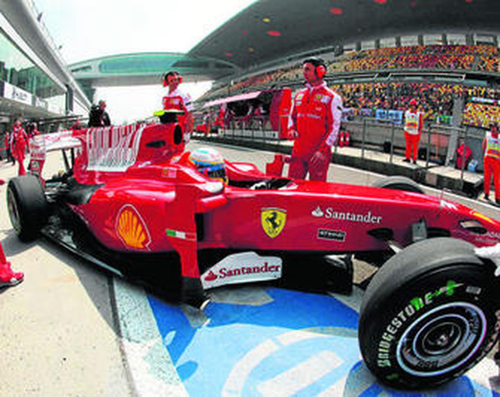 Fernando Alonso, durante la jornada de entrenamientos libres celebrada ayer en Shanghai.