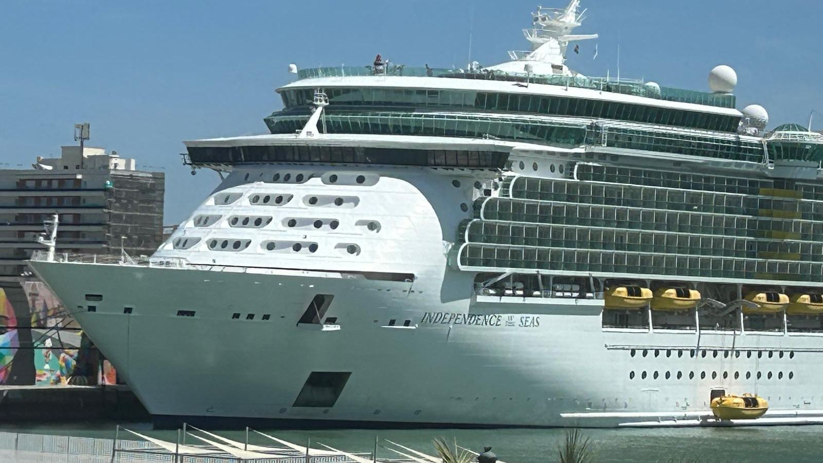 El Independence of the Seas se ha quedado con todo el cantil del Muelle Alfonso XIII casi rozando el inicio del Reina Sofía El Independence of the Seas se ha quedado con todo el cantil del Muelle Alfonso XIII casi rozando el inicio del Reina Sofía