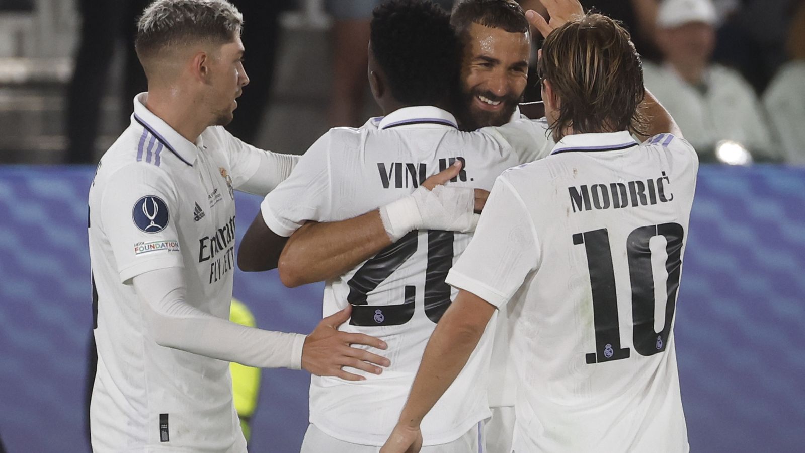 Los jugadores del Madrid celebran el gol de Benzema