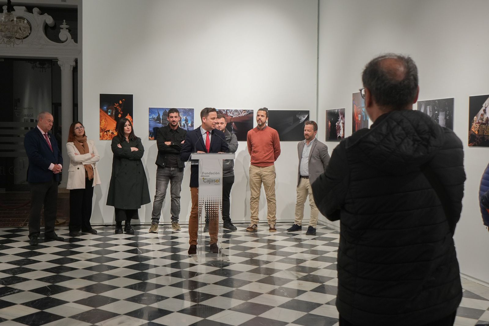 Imágenes de la inauguración de exposición fotográfica 'Luz de Cuaresma', en la Sala El Comercial de la Fundación Cajasol
