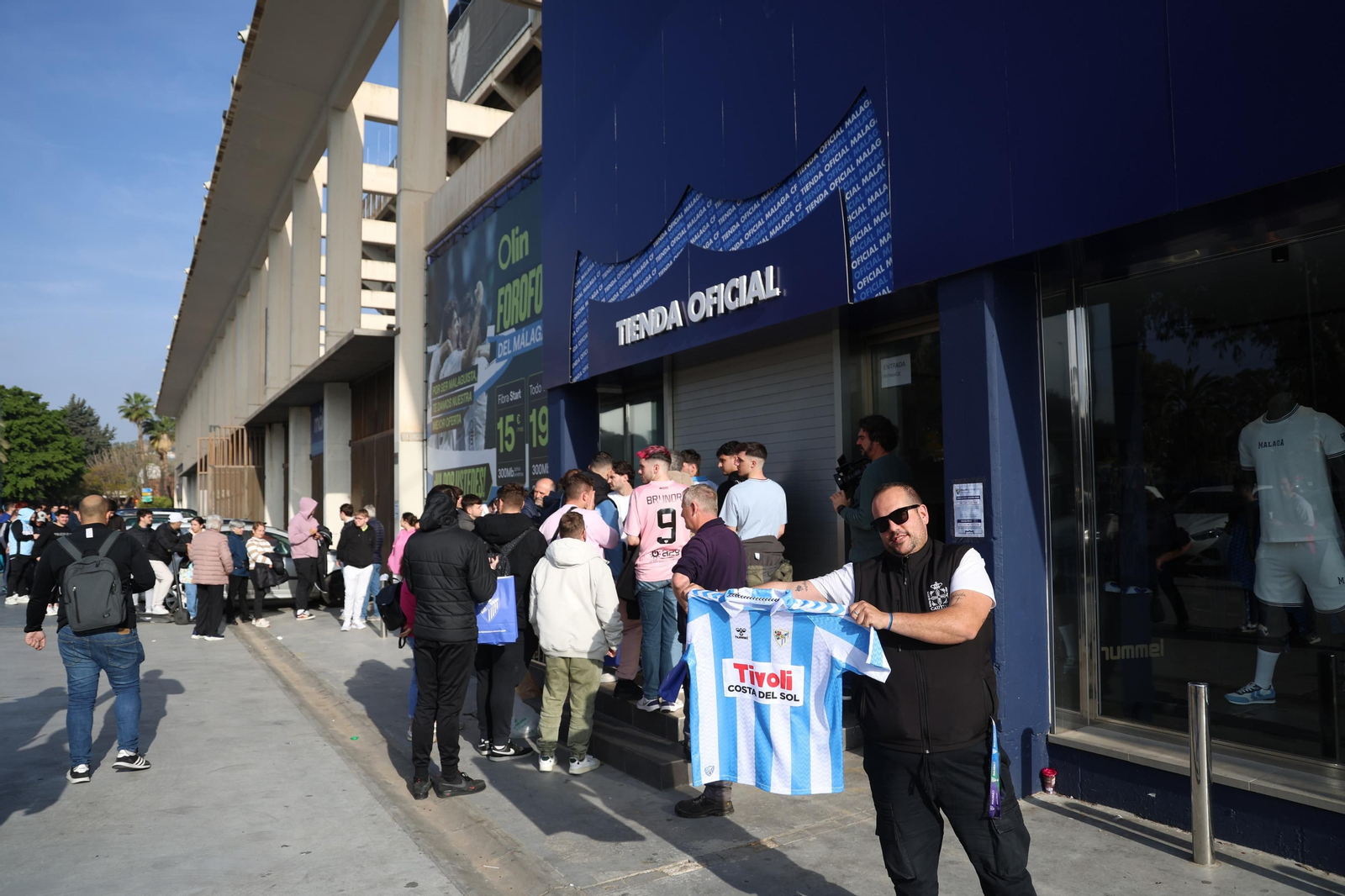Avalancha en la tienda de La Rosaleda por la camiseta especial del Málaga