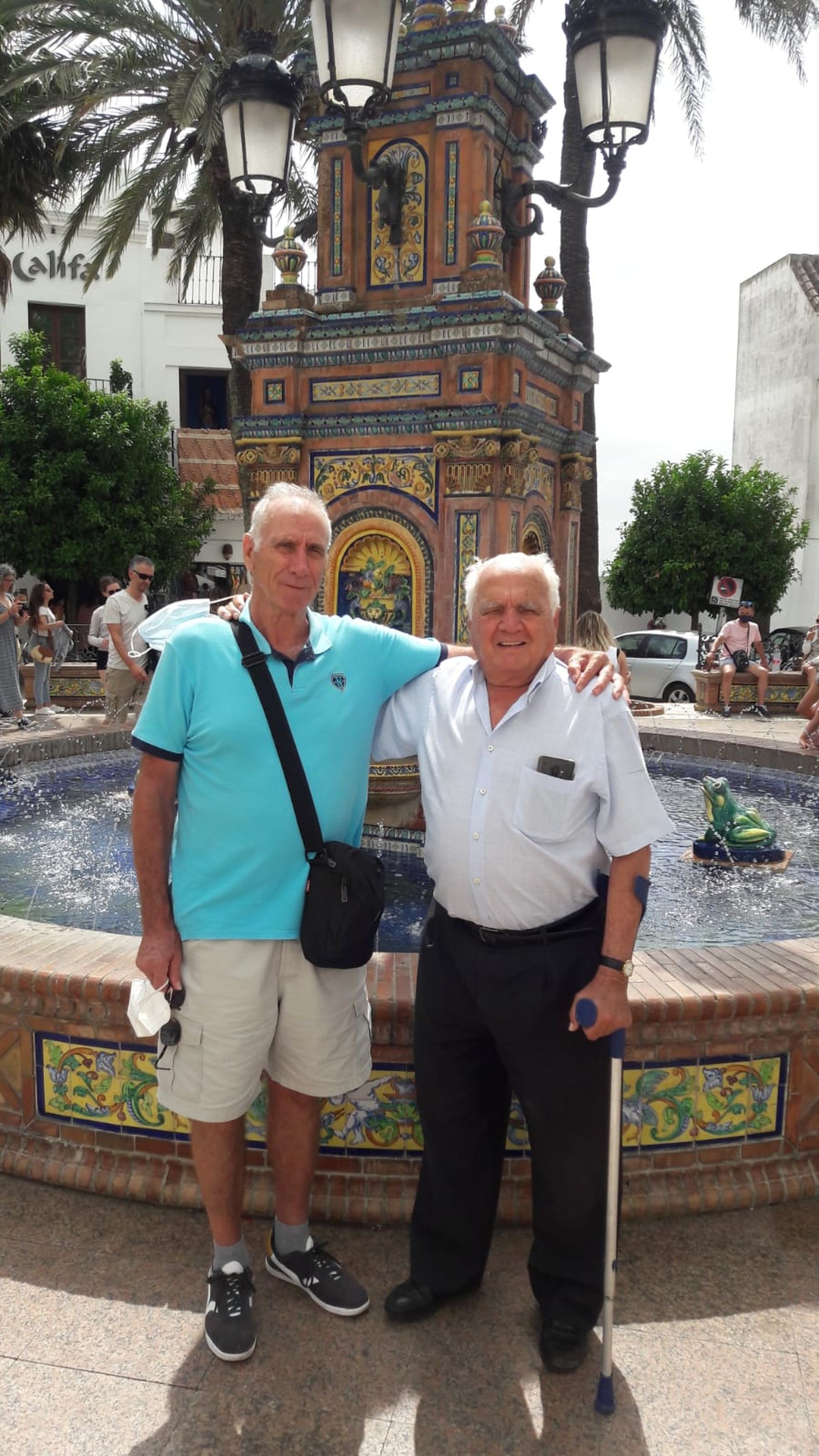 Antonio Morillo fotografiado en 2021 en Vejer junto al guardia civil Emilio Hinojosa, que le custodió en el Congreso dirante el golpe de Estado.