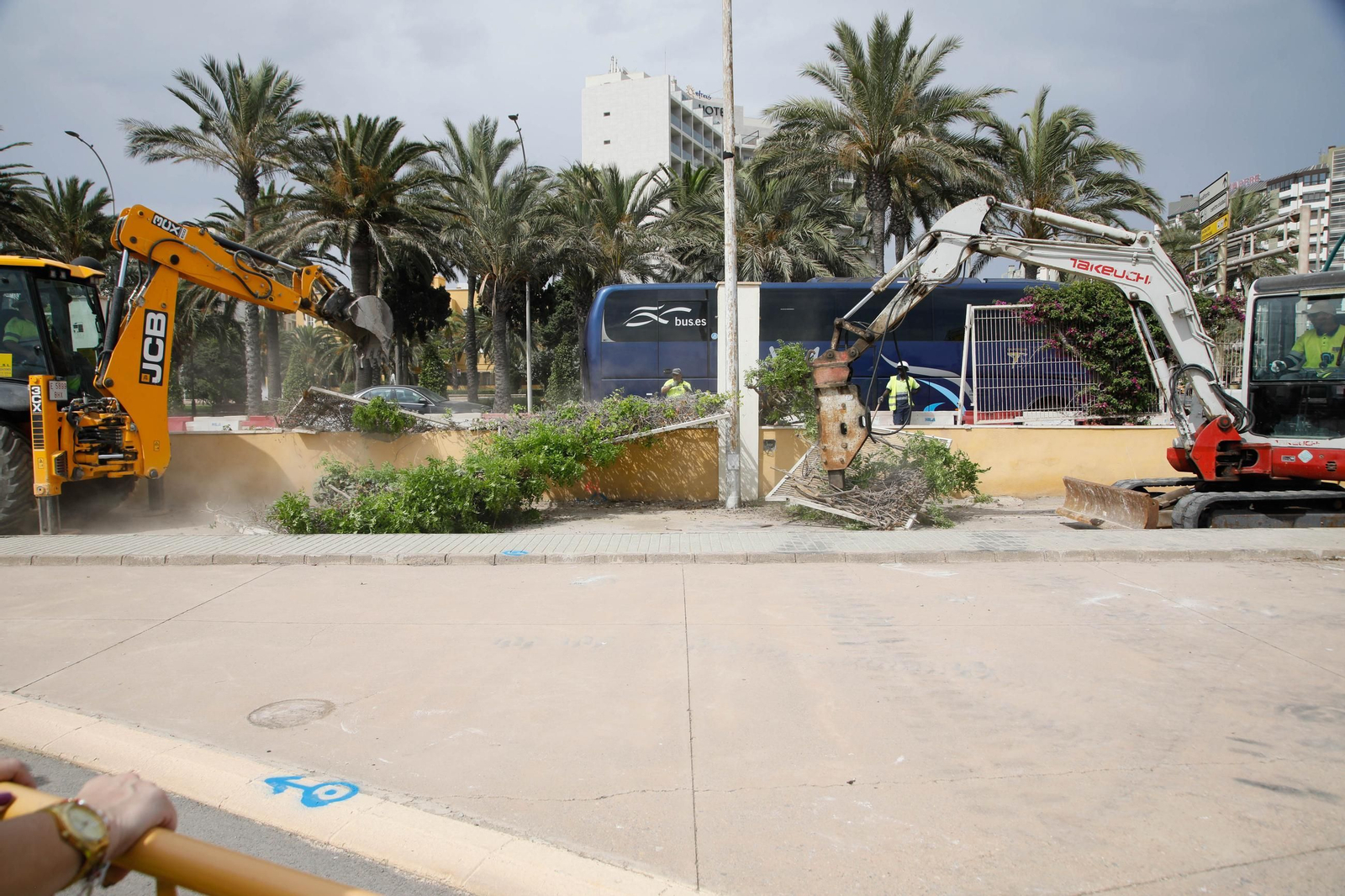 Las imágenes del derribo de la valla del Puerto, entrada de Muelle de Levante y Ribera I de Almería
