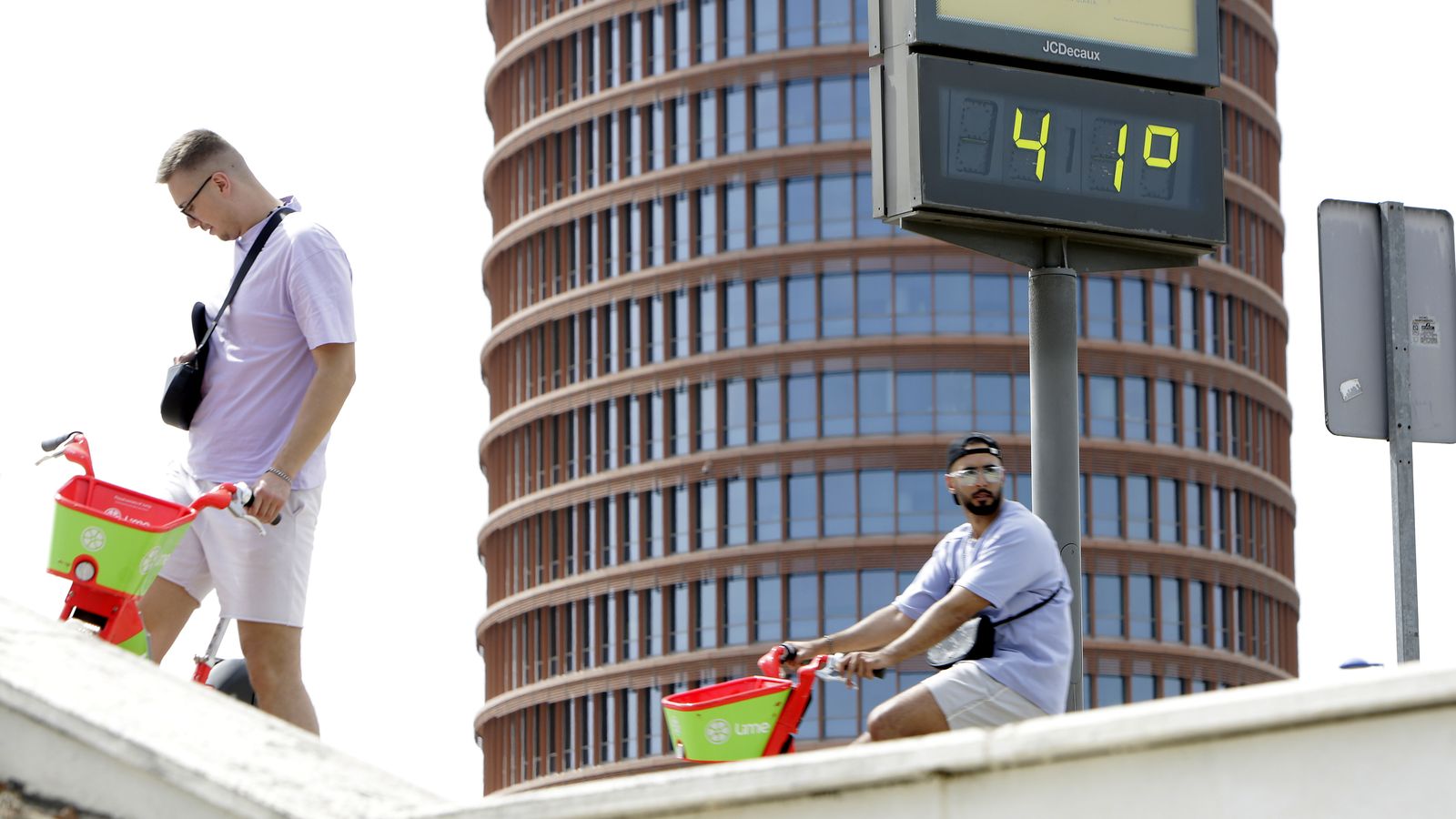 Un termómetro al sol marca 41 grados en Sevilla en el mes de mayo