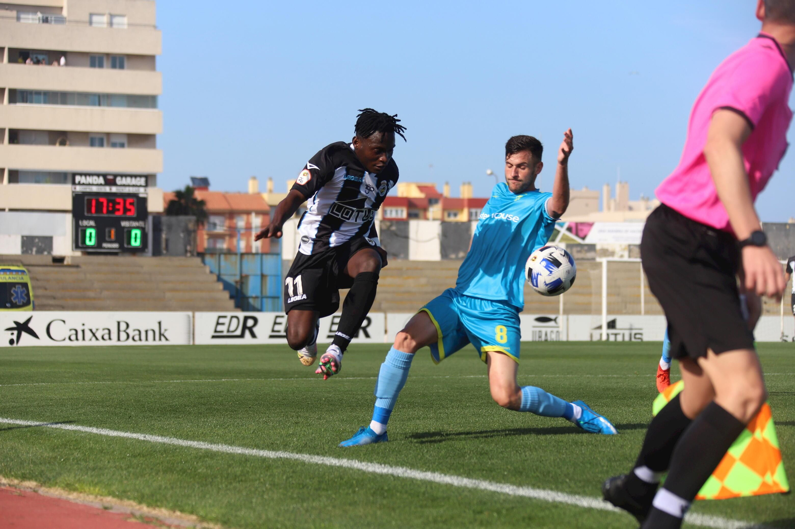 Koroma e Iván Turrillo, en el Balona - Algeciras de la pasada temporada.