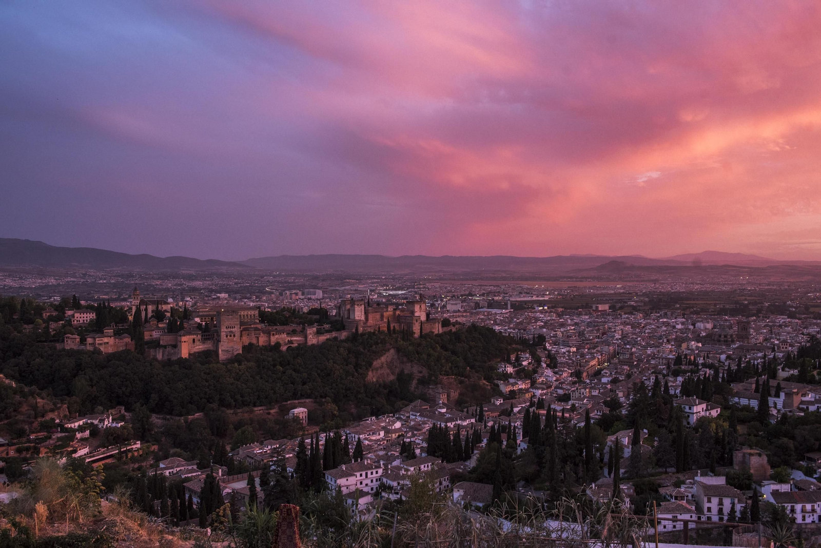Vistas de Granada desde el mirador de San Miguel alto.
