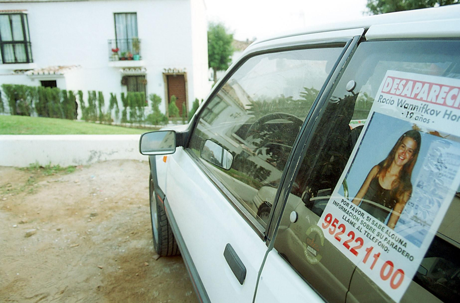 Un coche con el cartel de la joven desaparecida.