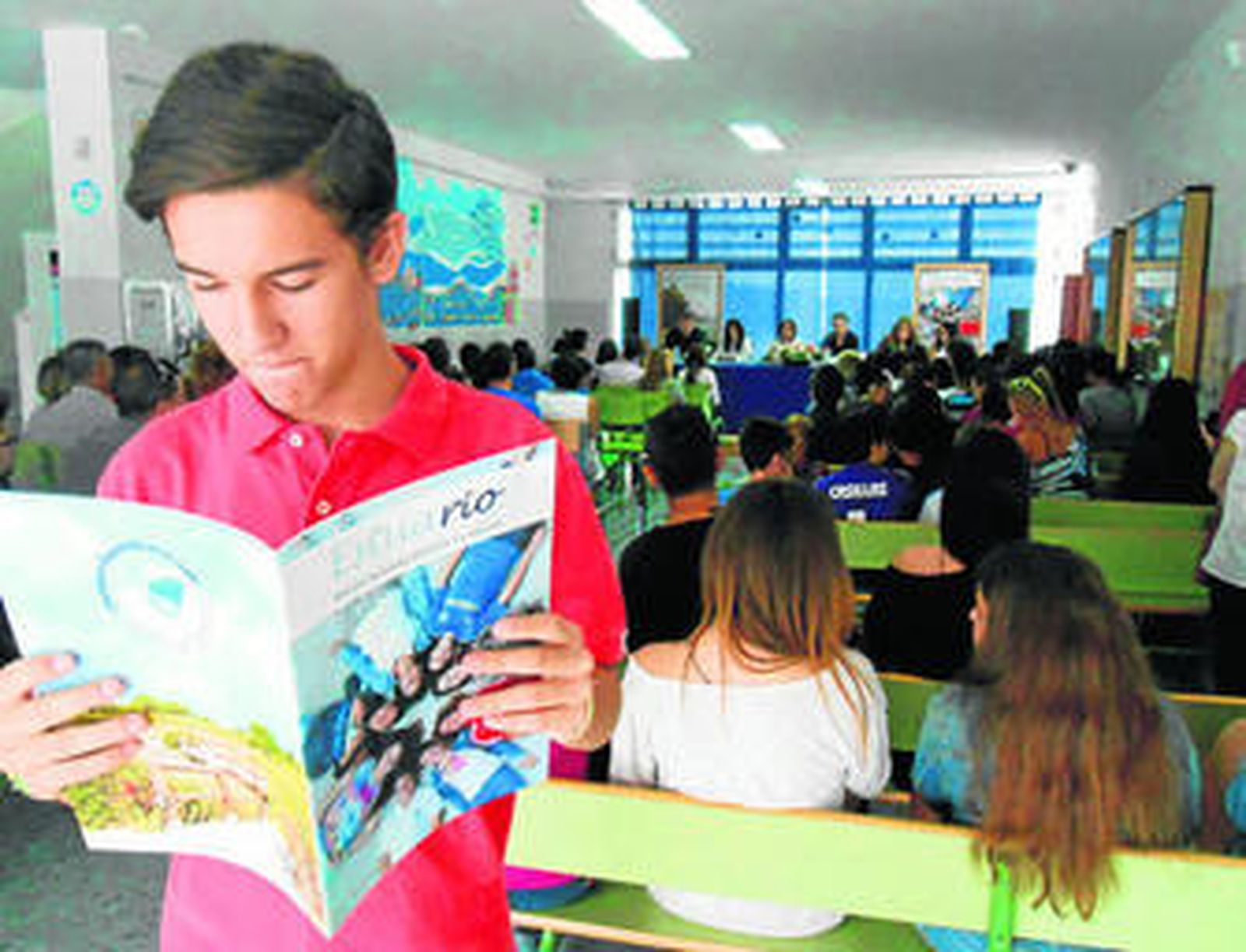 Un alumno comprueba el resultado de la revista, durante la presentación.