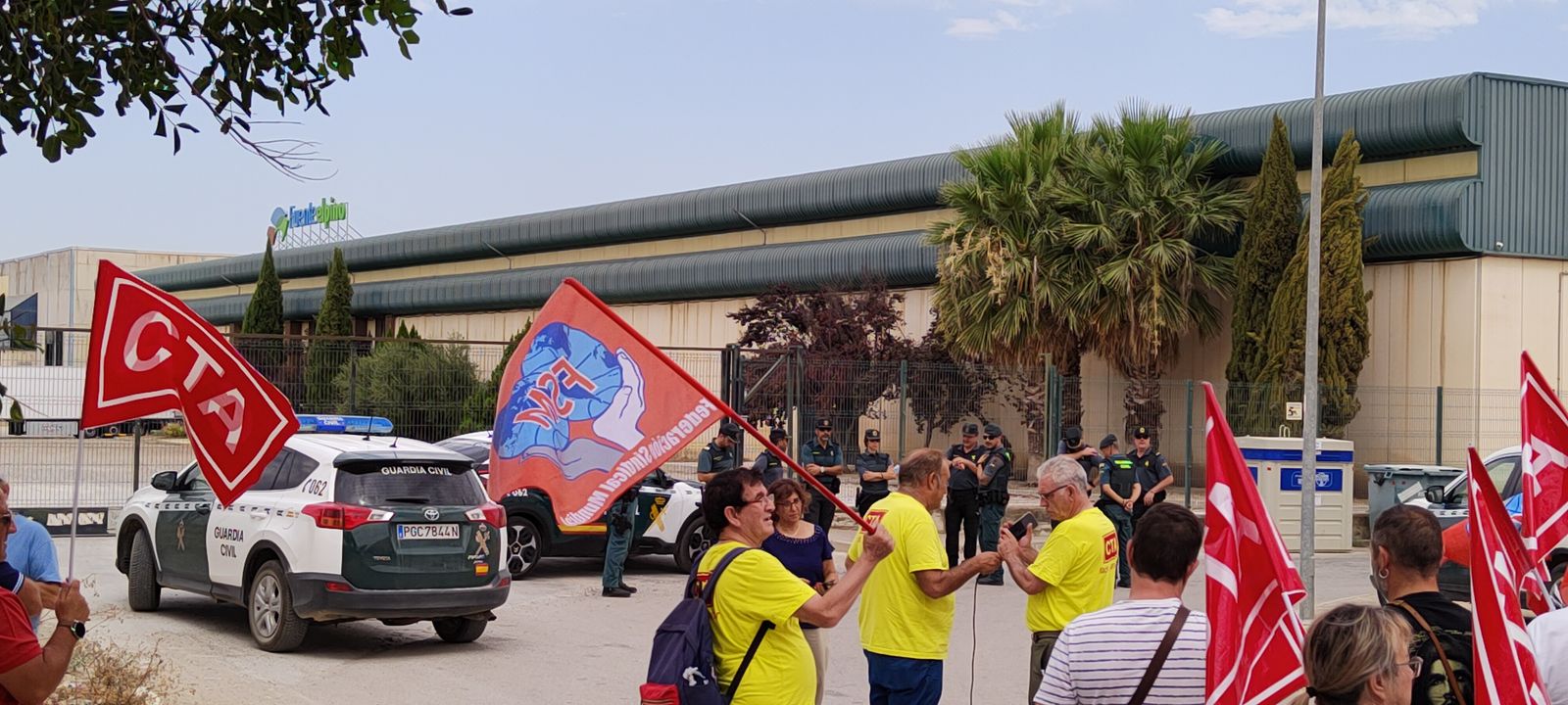 La marcha a favor de Verónica, a las puertas de la empresa en Santaella.