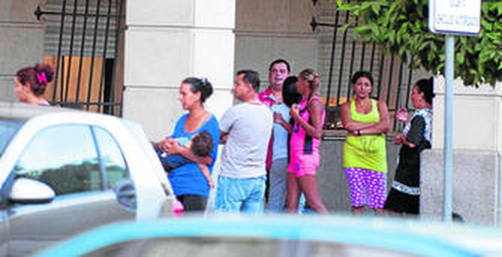 Un grupo de familiares, concentrados ayer a las puertas de los juzgados a la espera de la decisión judicial.
