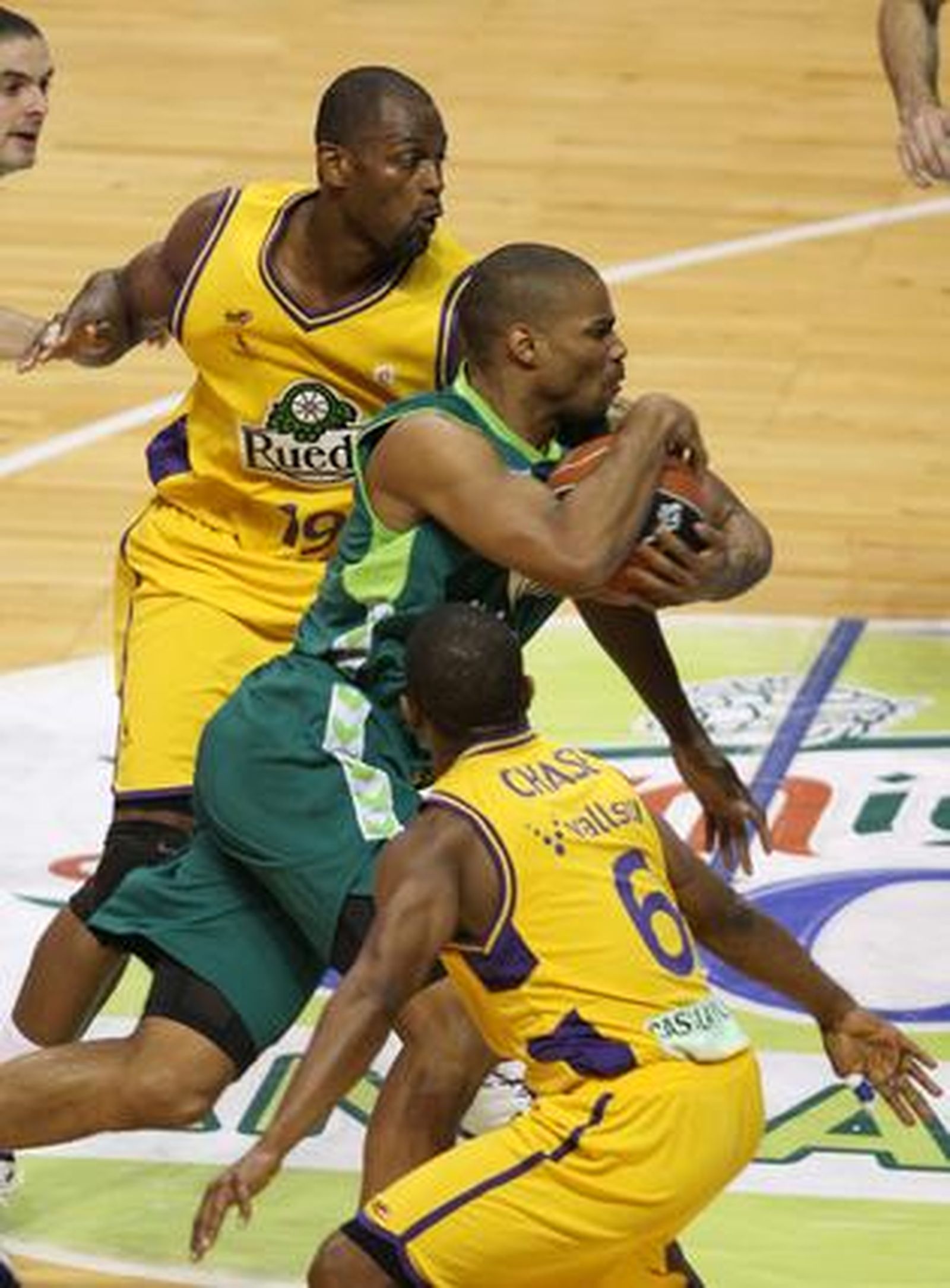 El Unicaja saca la visa virtual para los 'play off' por el título con una convincente victoria ante el Blancos de Rueda (88-58).