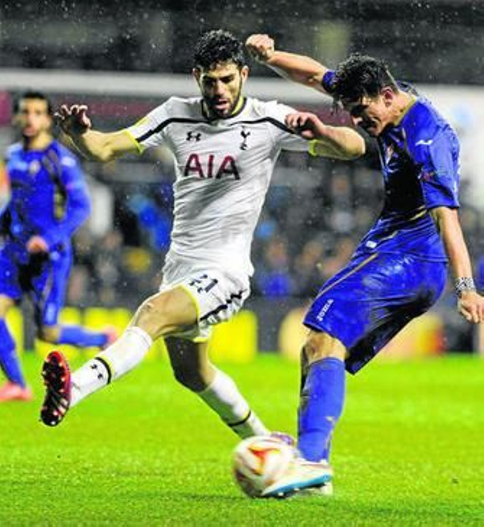 Fazio intenta tapar un disparo a Mario Gómez ante la Fiorentina, una partido que lo marcó negativamente.
