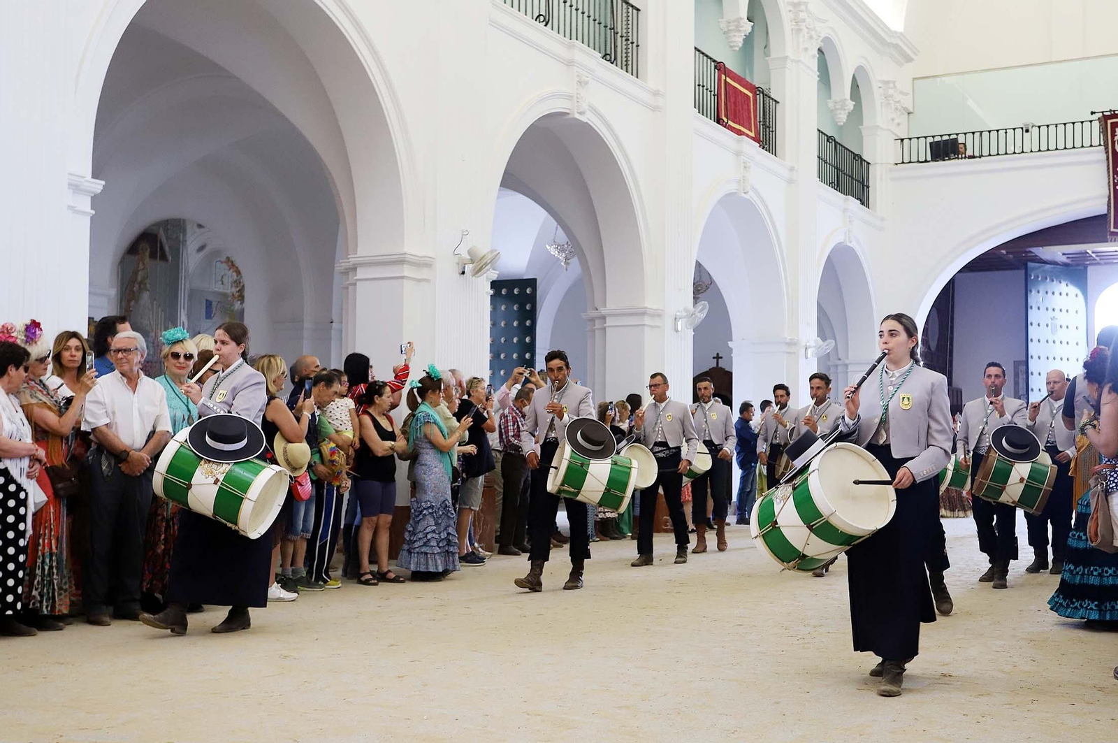 Imágenes del ambiente El Rocío y en Casas de Hermandades