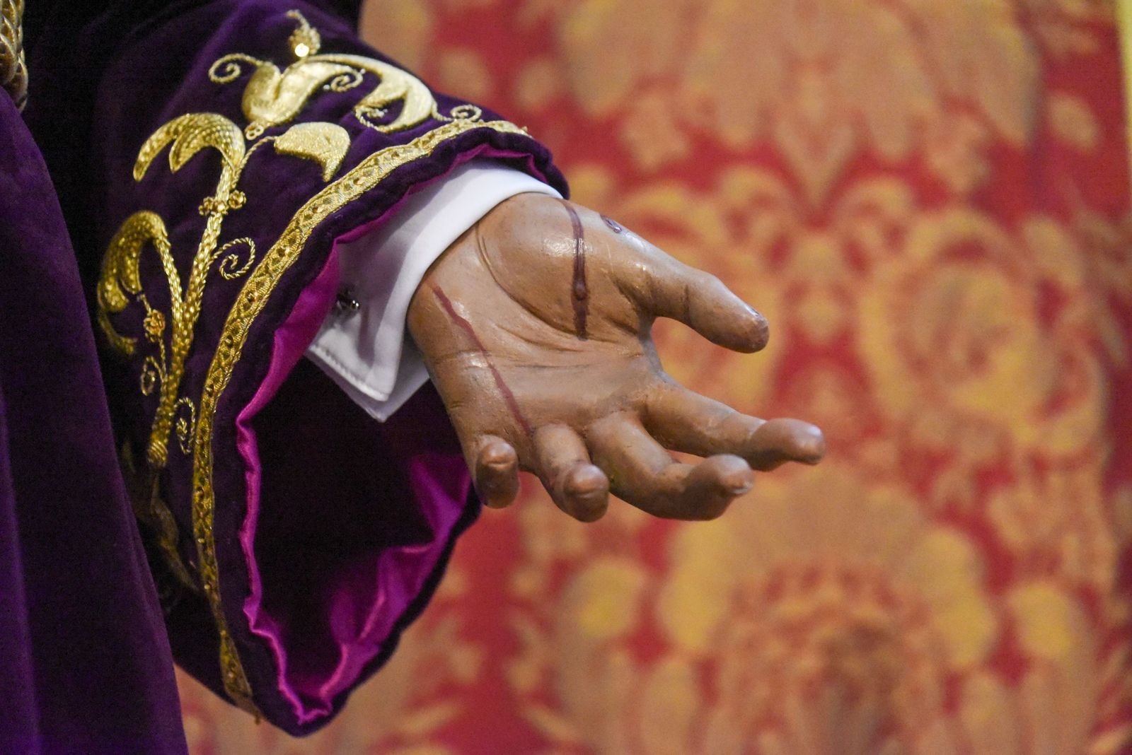 Las fotos del solemne besapiés del Señor de la Humildad y Paciencia de Córdoba