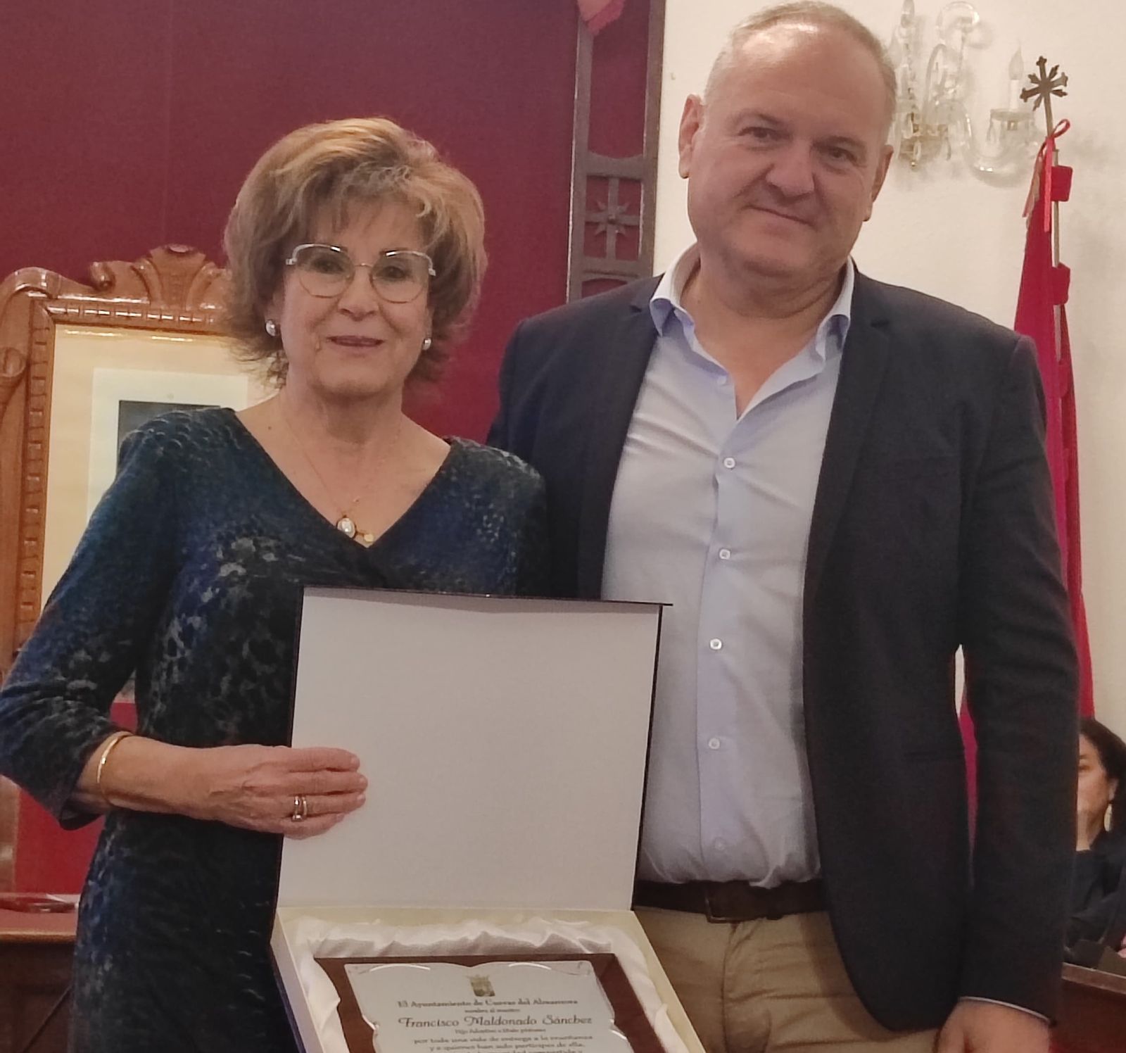 El alcalde con la viuda del homenajeado.