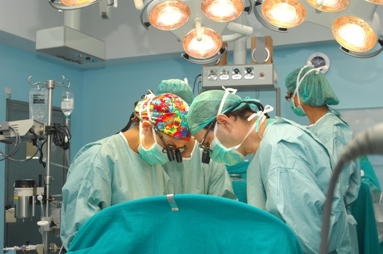 Profesionales en un quirófano del Reina Sofía.