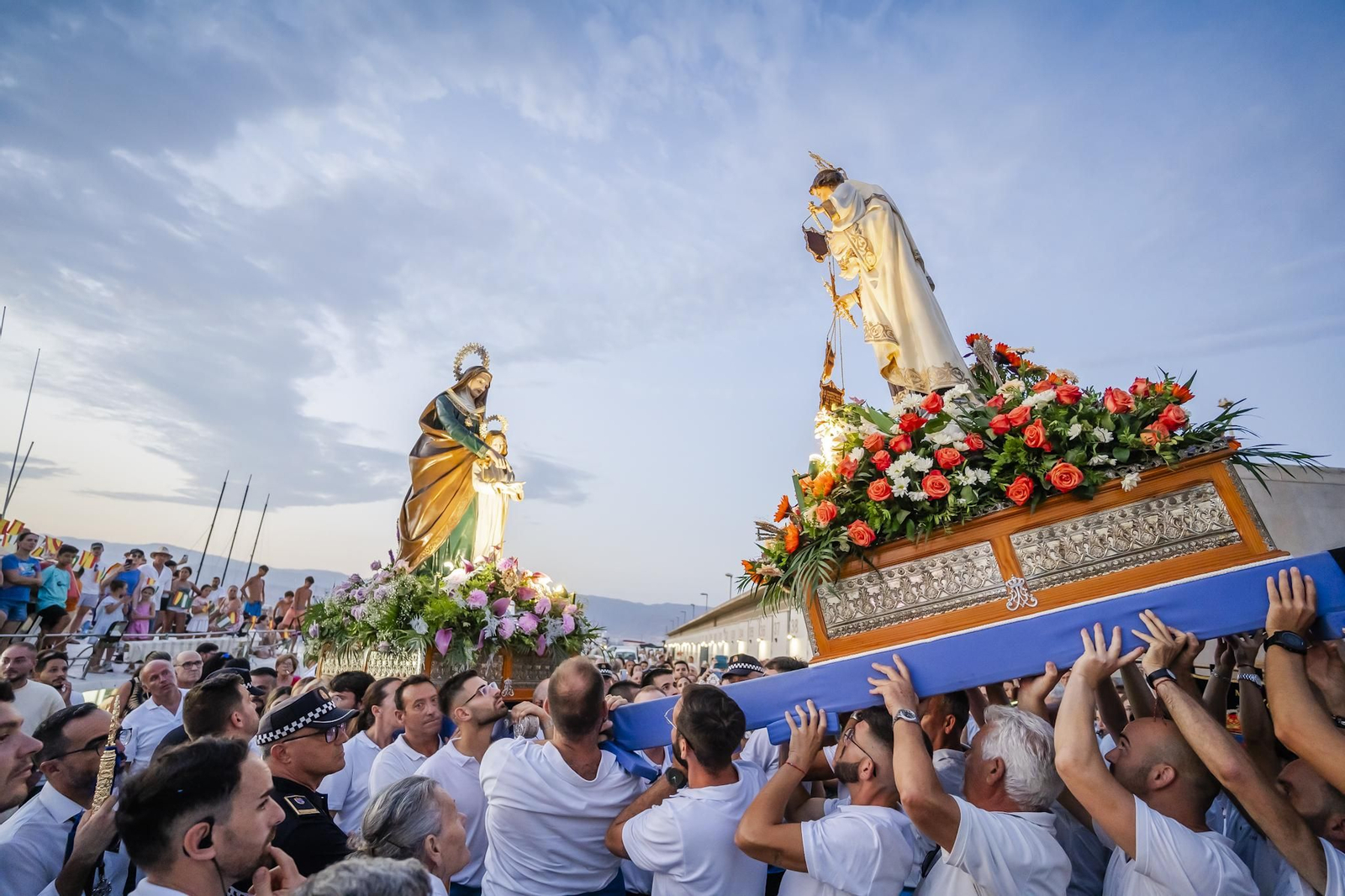 La procesión de la Virgen del Carmen y Santa Ana pone el broche final a las fiestas del Puerto de Roquetas