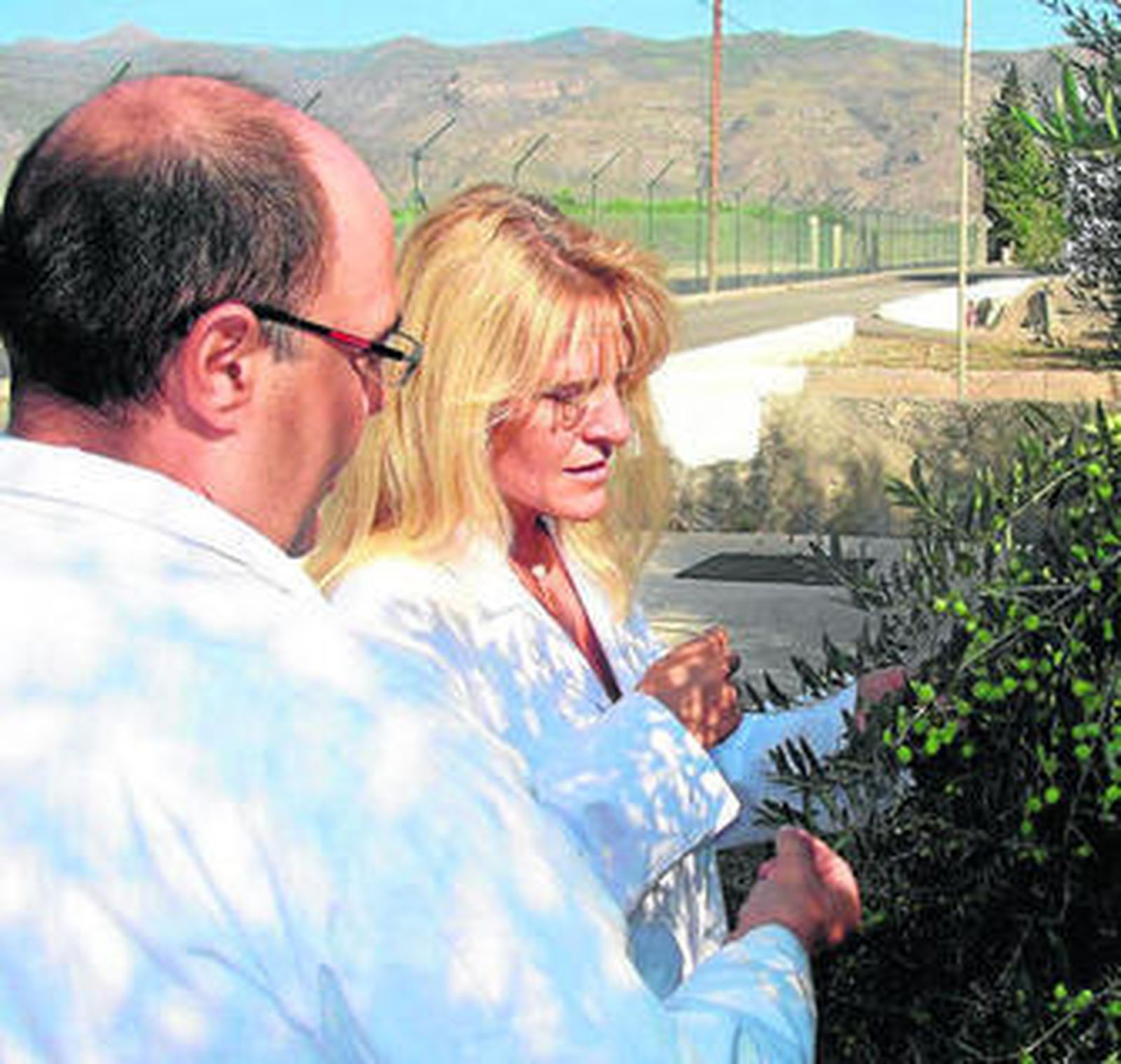 Mª Cruz Escudero supervisando un estudio en la Estación Experimental.