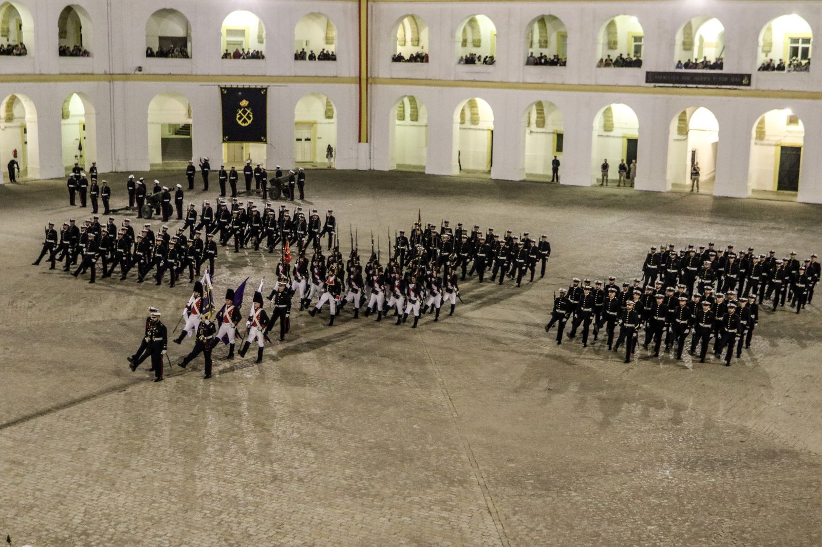 Ceremonia de arriado de la bandera en el Cuartel de Batallones del TEAR.