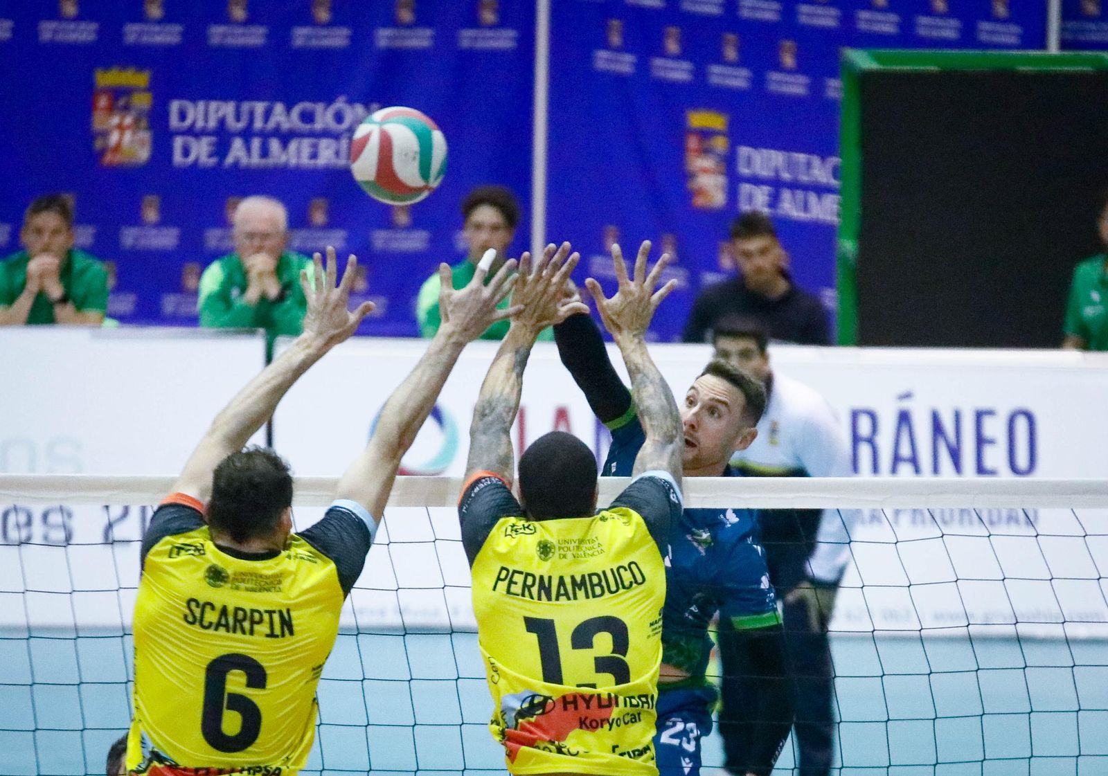Las imágenes del Unicaja Costa de Almería-Leleman Conqueridor, primer partido del play off por el título de Superliga en Almería