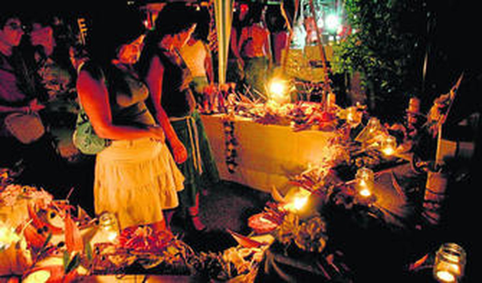 Guaro a la luz de las velas en una imagen tomada en una de las últimas ediciones de la Luna Mora.