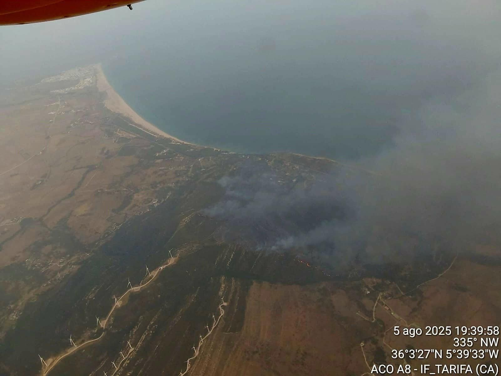 La zona afectada por el incendio, vista desde uno de los aviones que participan en las tareas de extinción.