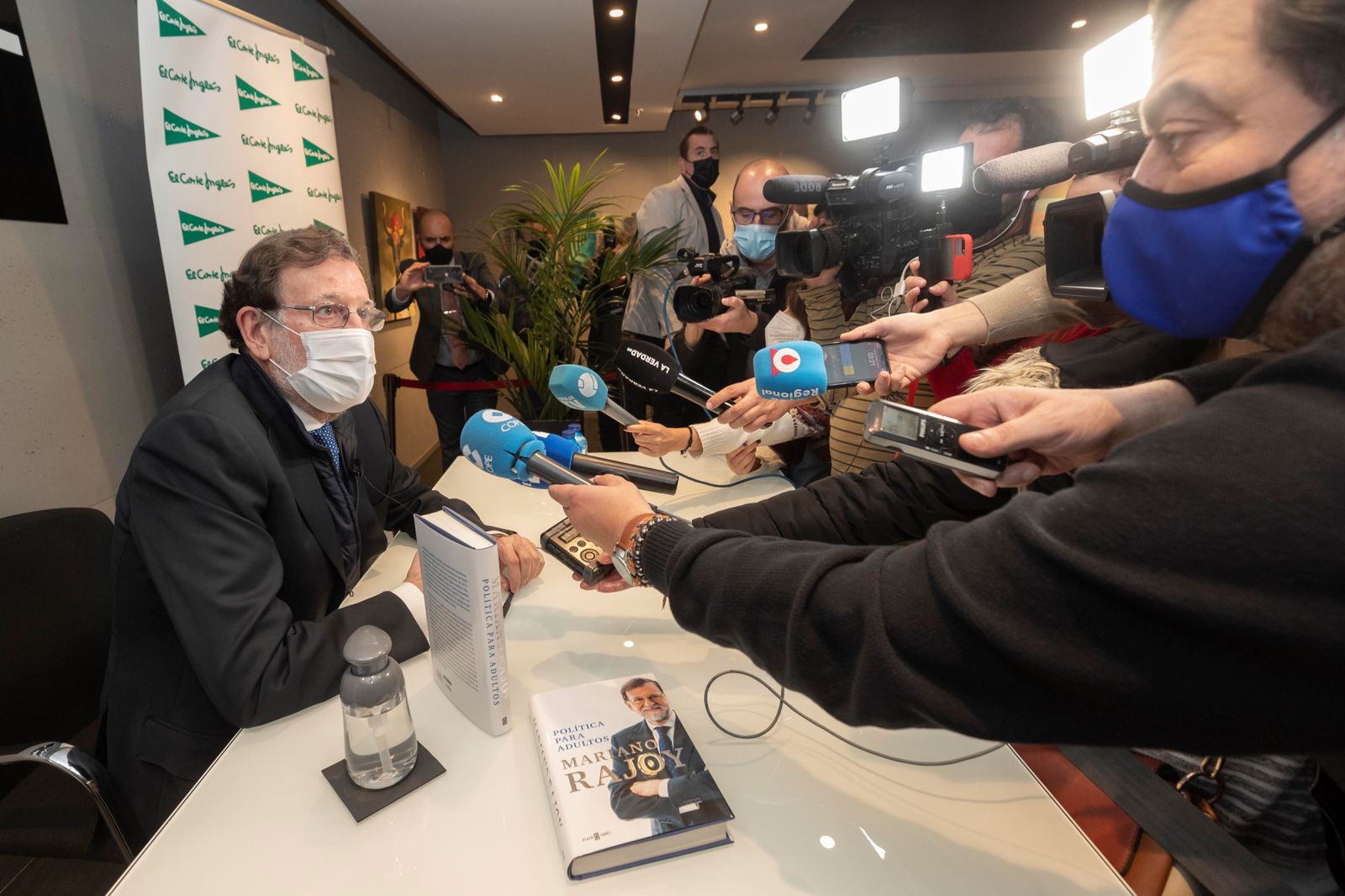 El expresidente Mariano Rajoy firma ejemplares de su libro 'Política para adultos' esta semana en Murcia.