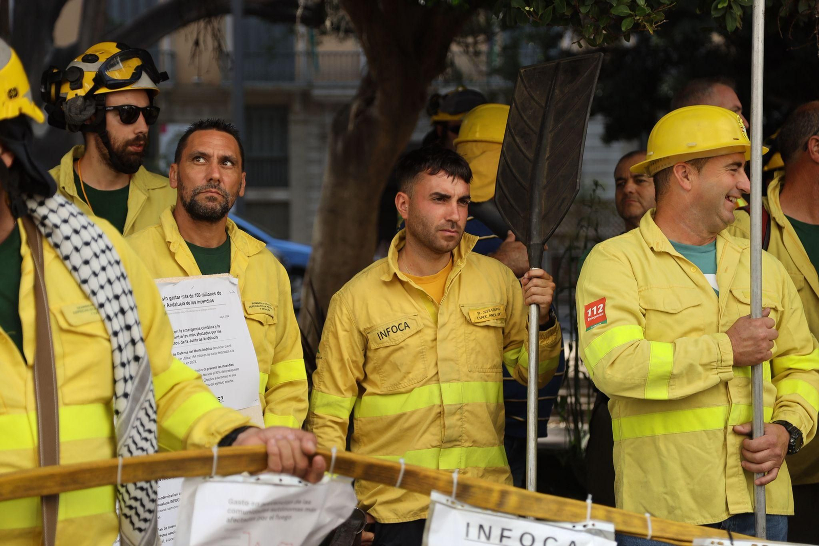 La protesta de los bomberos forestales del Infoca en Málaga, en imágenes