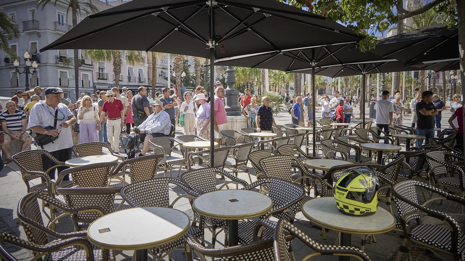 Las imágenes de la caida de un balcón sobre una persona desde una obra en la Plaza de San Juan de Dios