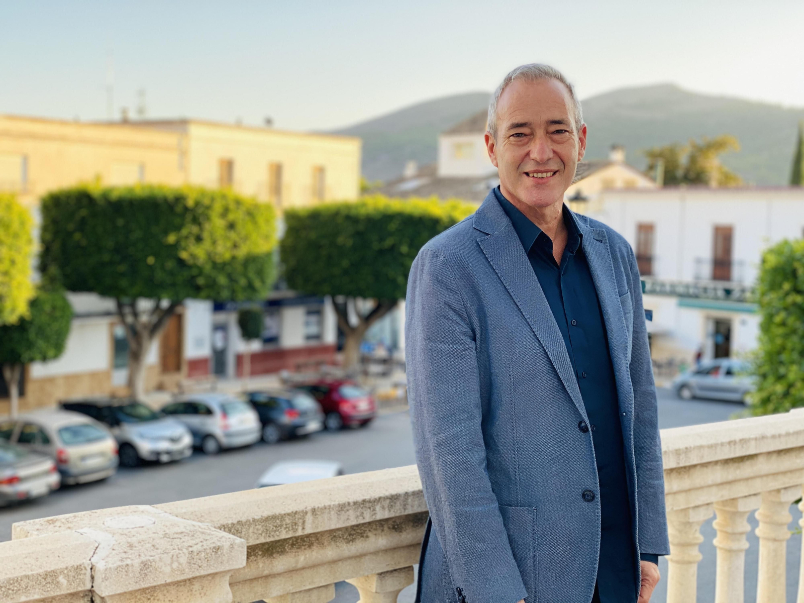 Francisco Giménez, alcalde de Dalías, en el balcón del Ayuntamiento de la localidad del Poniente.