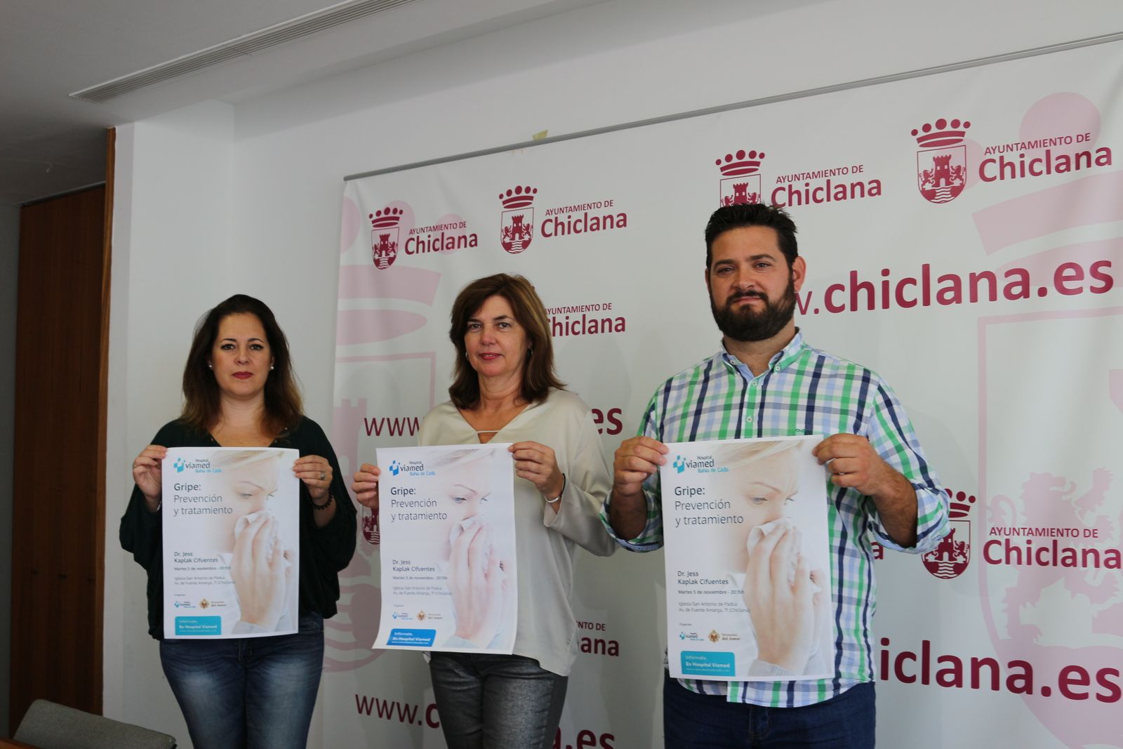Representantes de la Hermandad del Amor junto a la delegada de Salud durante la presentación del ciclo de conferencias.