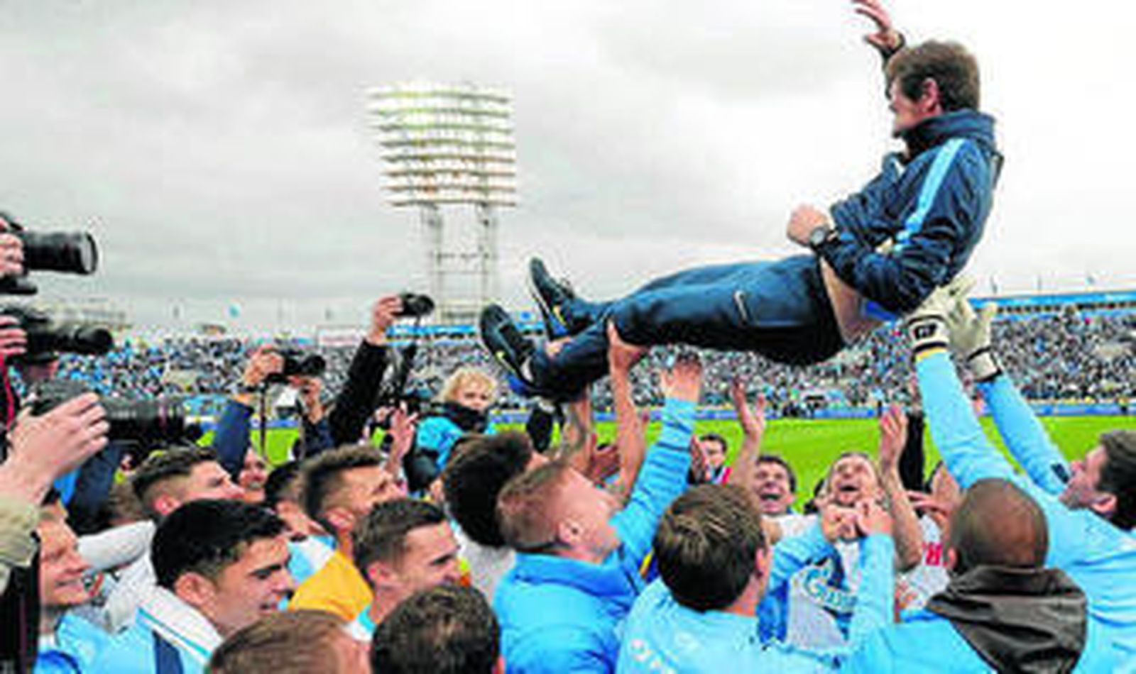 André Villas-Boas es manteado en el estadio Petrovski.