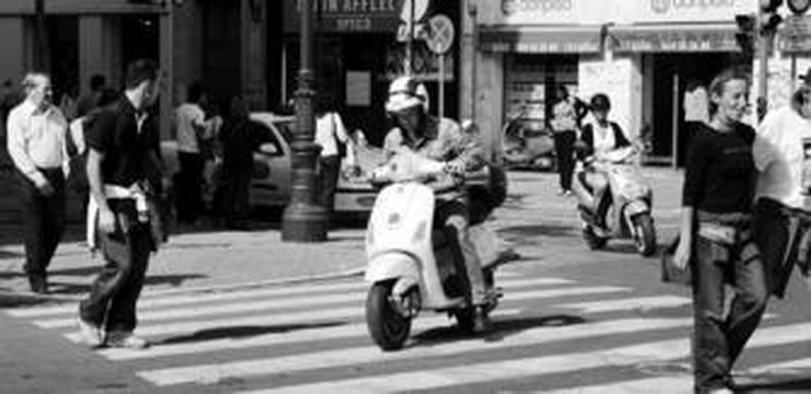 Un peatón intenta atravesar en el cruce de la Encarnación ayer sin respetar la señal del semáforo.