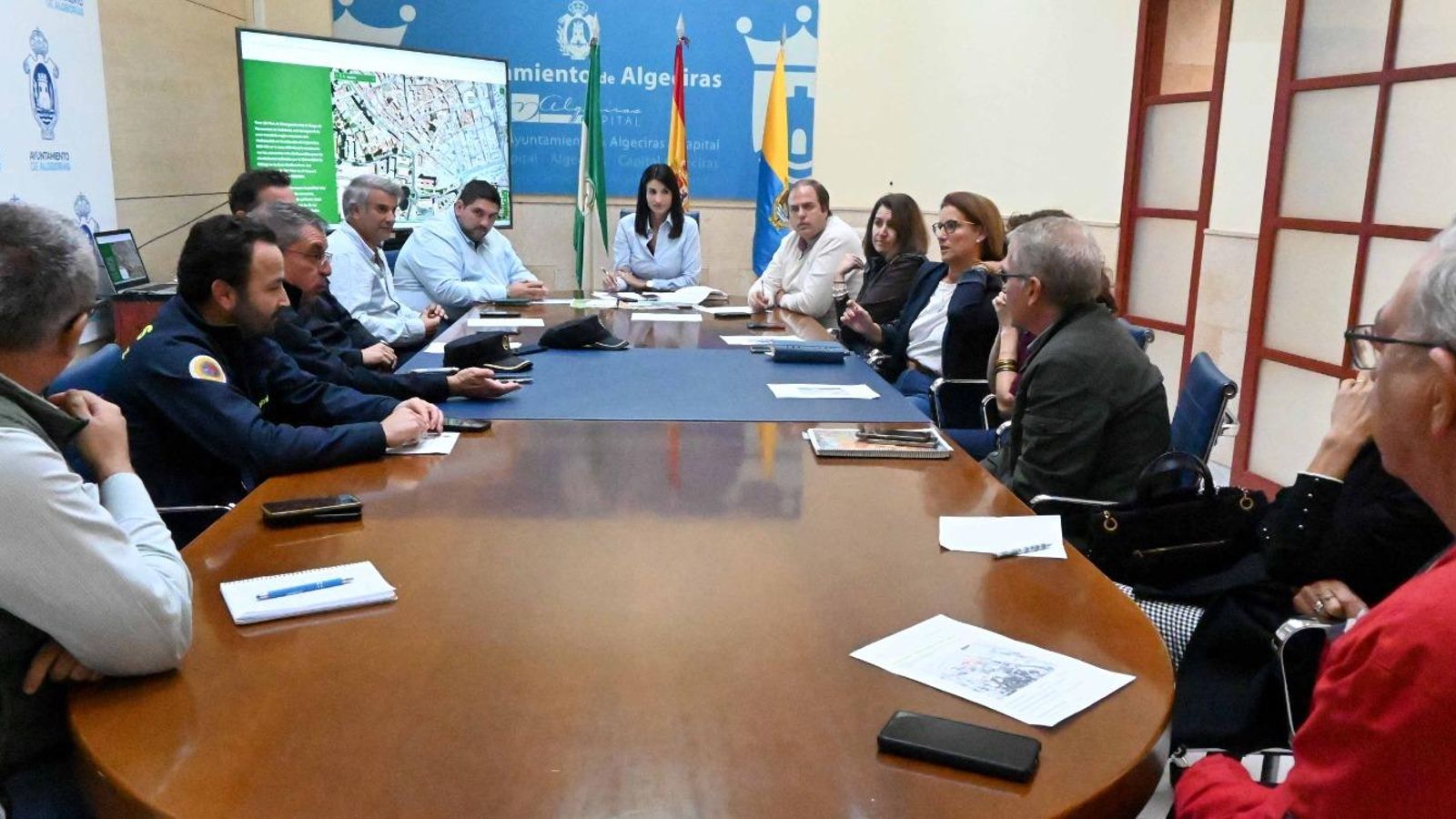 Reunión de coordinación para el simulacro en el Ayuntamiento de Algeciras, este martes.
