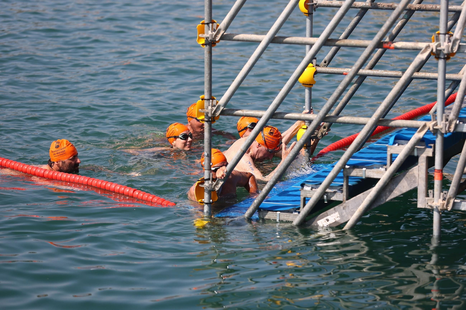 La Travesía a Nado del puerto de Málaga, en fotos