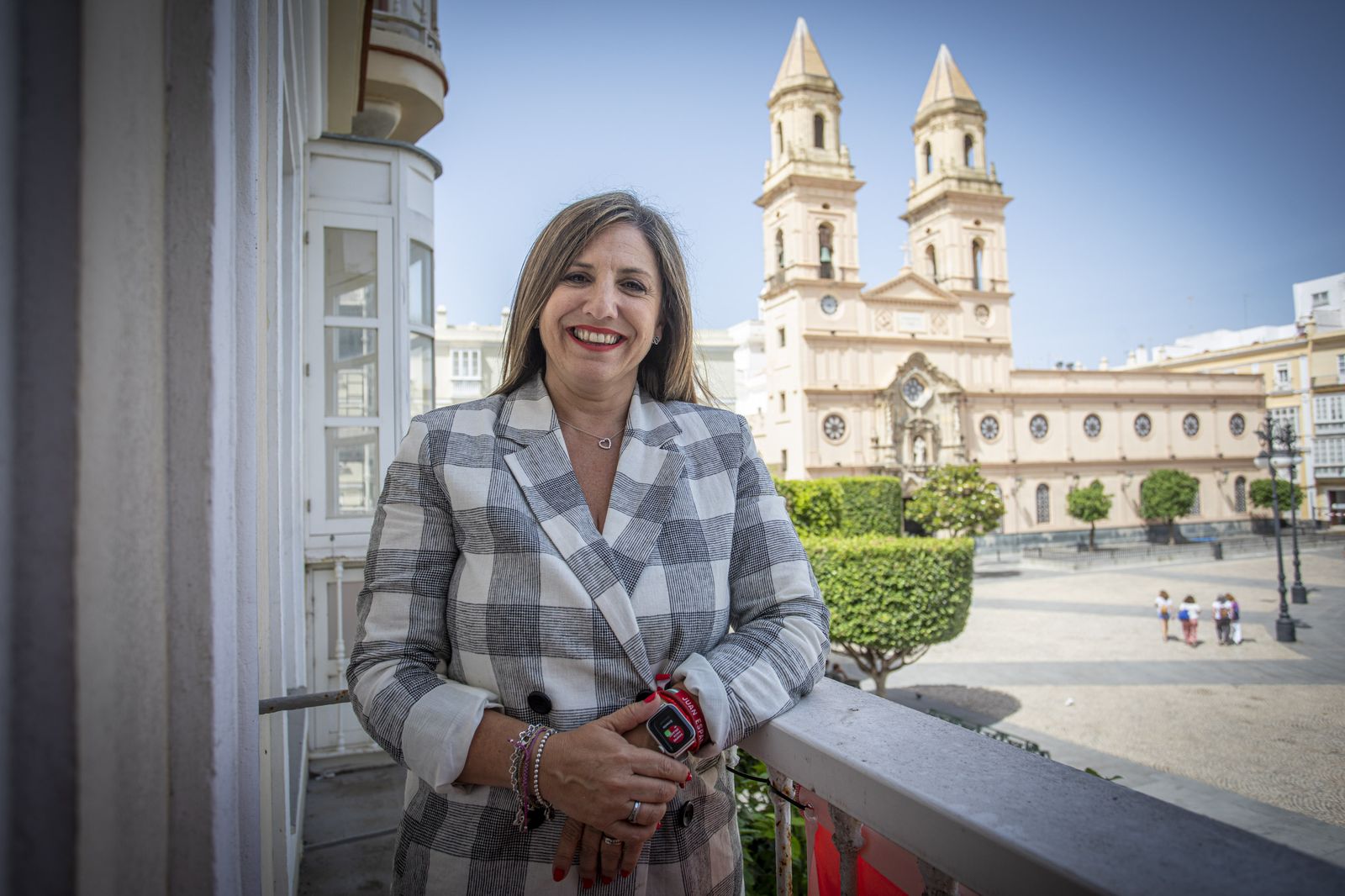 Irene García en un balcón de la sede del PSOE de la provincia, en la plaza de San Antonio en Cádiz.