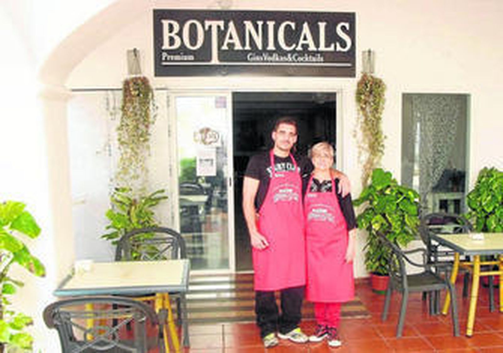 Rafael Ferre Pérez de 27 años junto a su madre, Esperanza Pérez Rupérez a las puertas de su negocio en el puerto de Aguadulce.