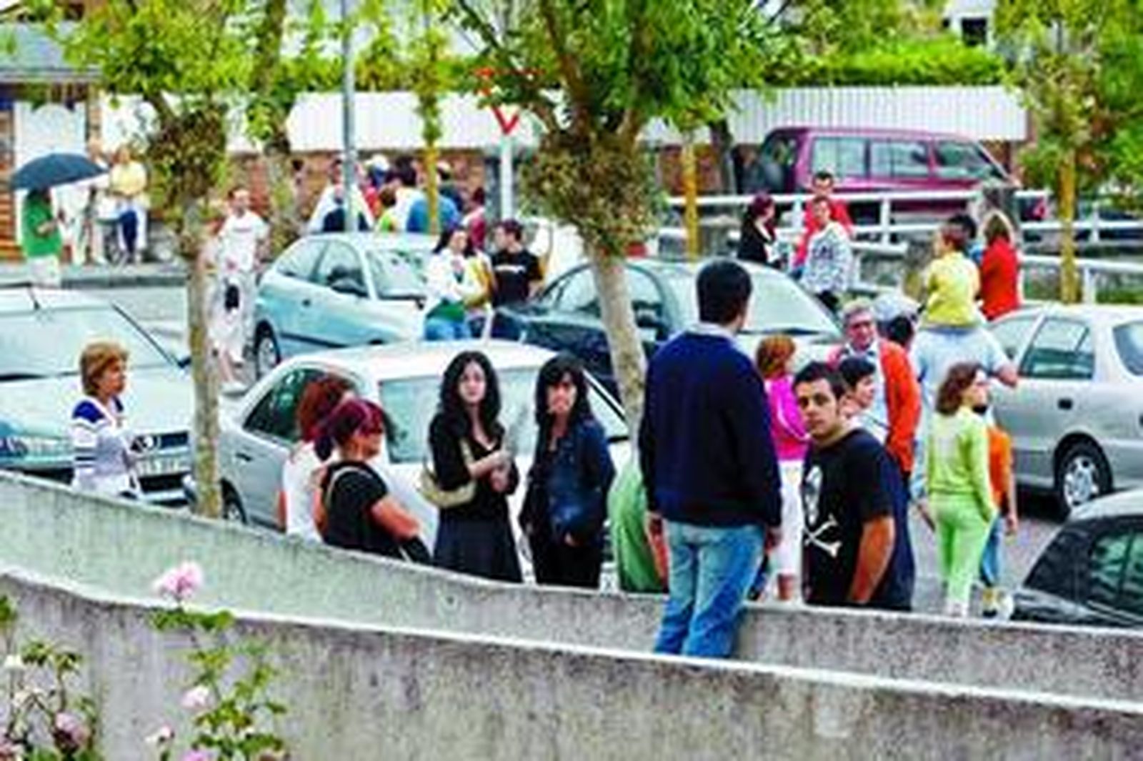 Vecinos desalojados de sus casas ayer en Laredo.