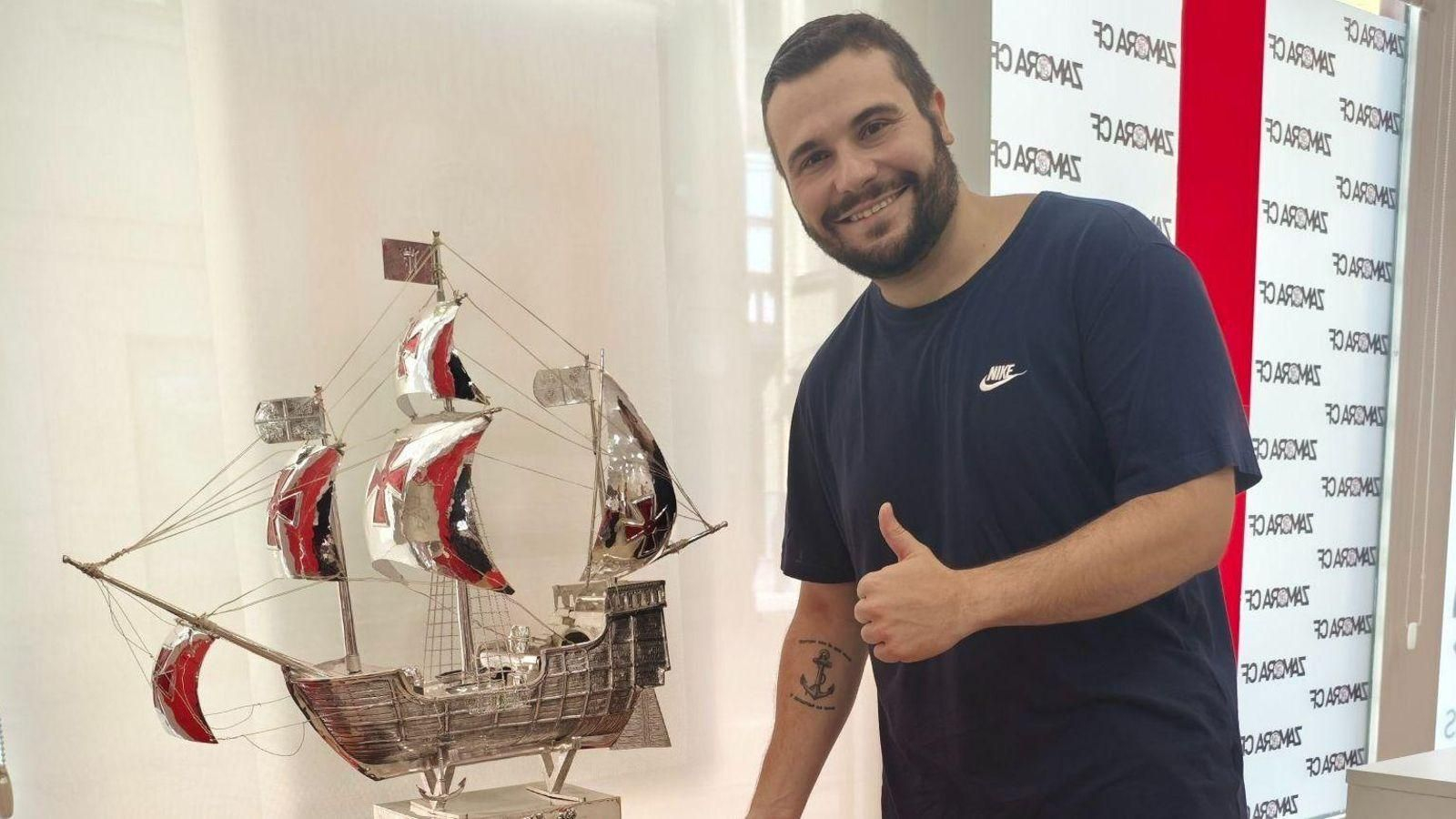 Carlos García posa junto a la Carabela de Plata en la tienda del Zamora CF.