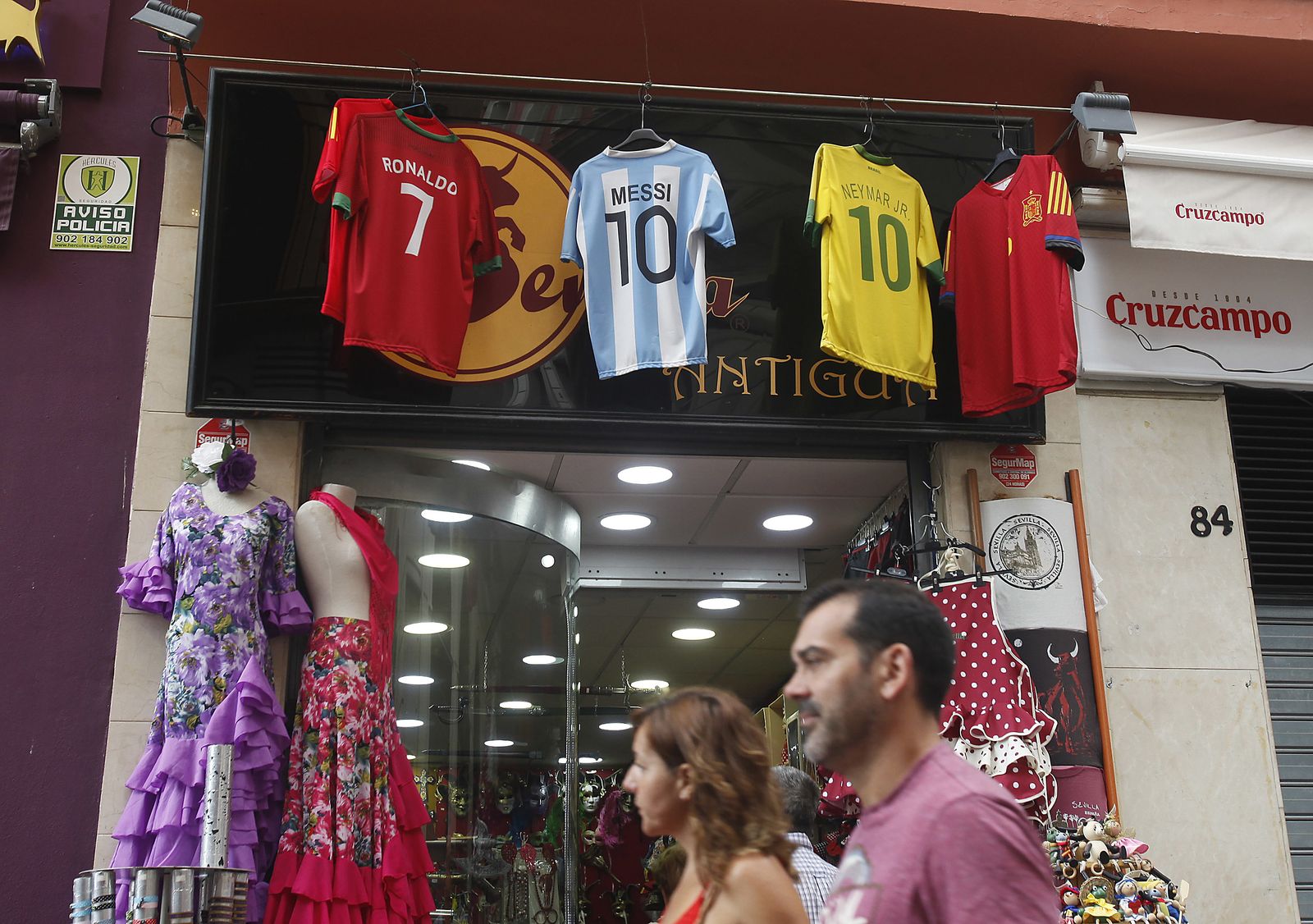 camisetas de 'reyes' destronados en una tienda de la calle Sierpes