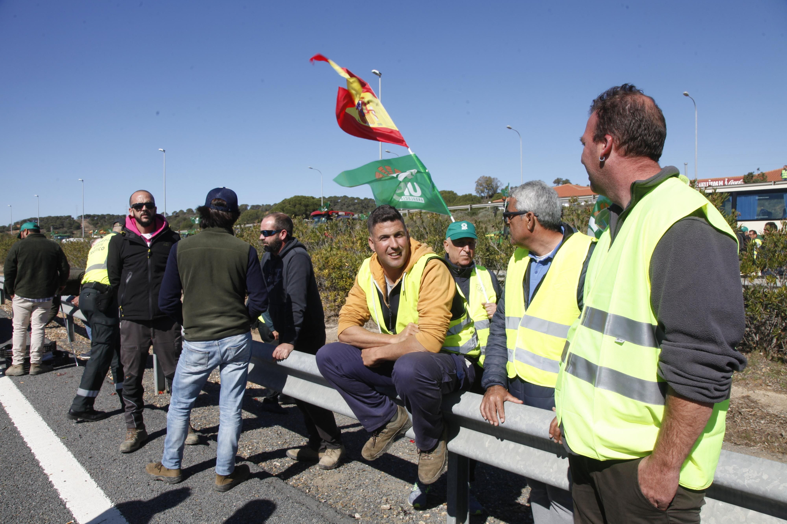 Imágenes de la manifestación de agricultores en el Puente Internacional del Guadiana