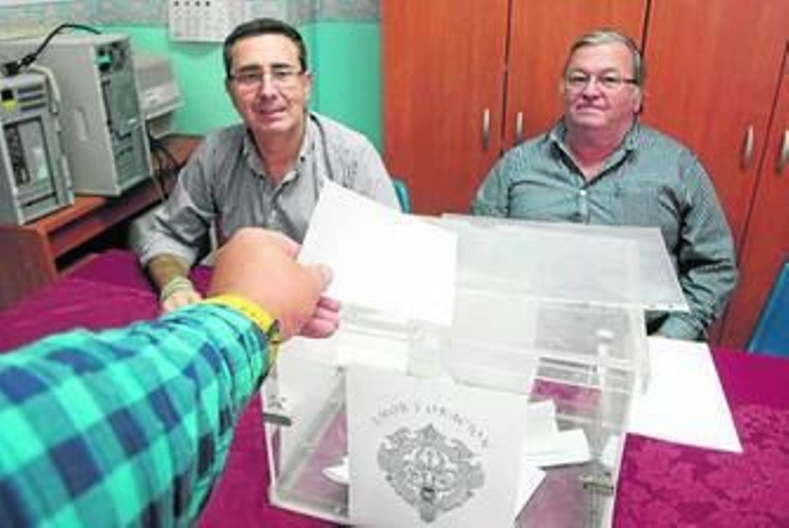 Un hermano se dispone a votar en la parroquia de San José.