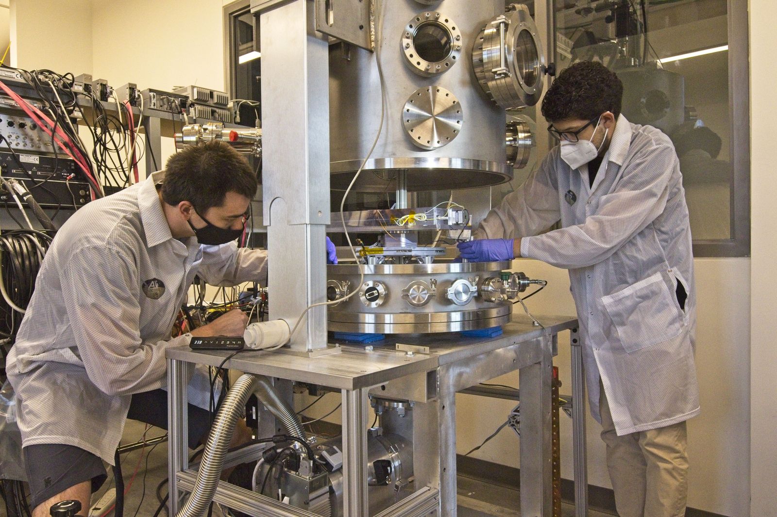 Álvaro Romero Calvo y su compañero de laboratorio Kieran Wilson, trabajando en la cámara de vacío.