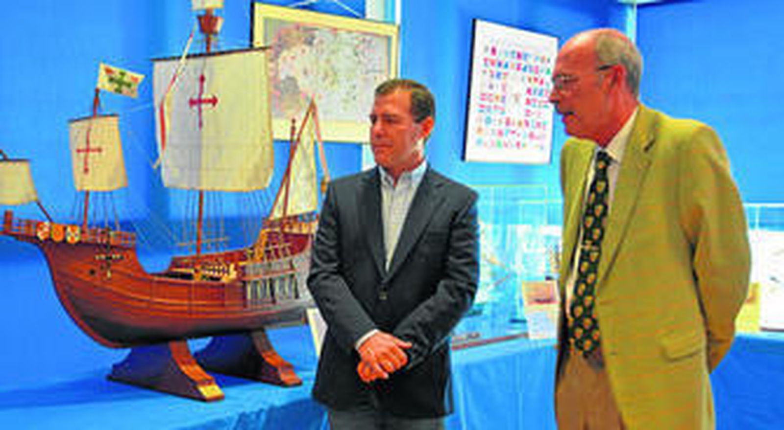 1. Manuel Jesús Díaz, vicerrector de Investigación y Transferencia de la UHU y responsable del Cei-Mar en la Universidad de Huelva, y Julián Palencia, en la inauguración de la exposición Navíos Españoles, en el centro Puerta del Atlántico.                2. Una joven ante las maquetas del galeón San Mateo y la galera real Argo. 3. Un joven ve la maqueta del Juan Sebastián Elcano.                                    4. El pesquero de arrastre Mare Nostrum.   5. El buque Río Miño.